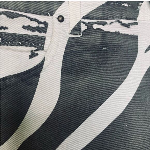 Pierre Balmain Black and White Jean Shorts with Dynamic Pattern -30/44 - Picture 8 of 15